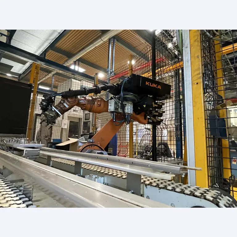 Goed onderhouden bewerkingscentra en robots bij een toeleverancier voor de auto-industrie-4